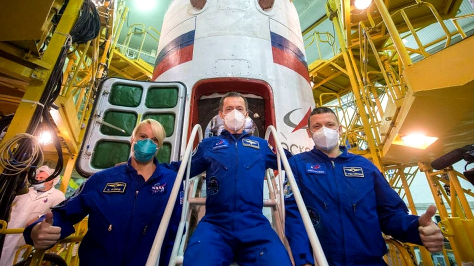 O astronaută americană și doi cosmonauți ruși au stabilit un record către ISS