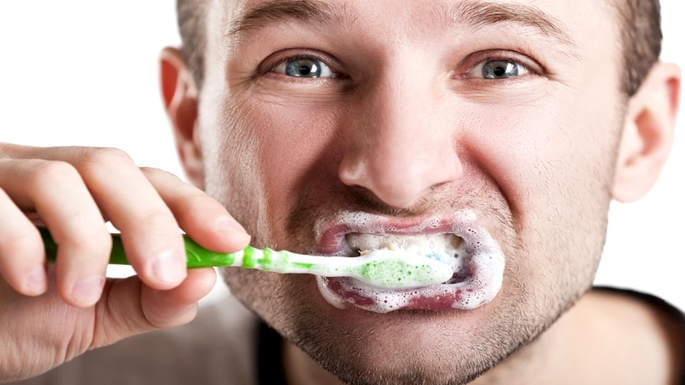Pericolul din periuţele noastre de dinţi. De ce nu este bine totuşi să le ţii în carcasă