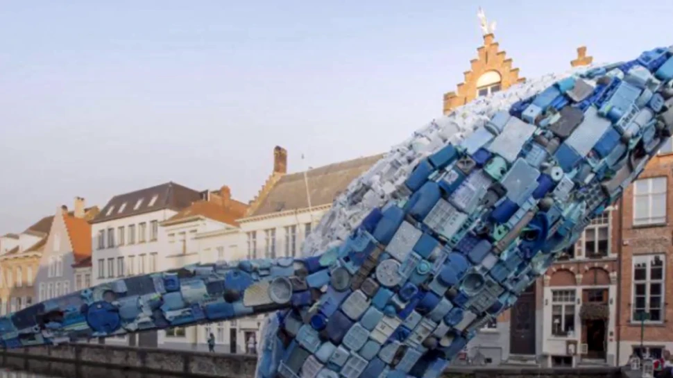 O balenă creată din 5 tone de deşuri a fost expusă în Bruges