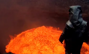 „Fereastra spre iad”. Doi exploratori s-au filmat în timp ce coborau în craterul unui vulcan care erupe (VIDEO)