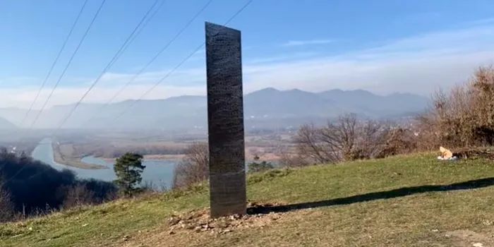 Un monolit misterios din metal, similar cu cel apărut în SUA, a fost descoperit lângă o cetate dacică din România
