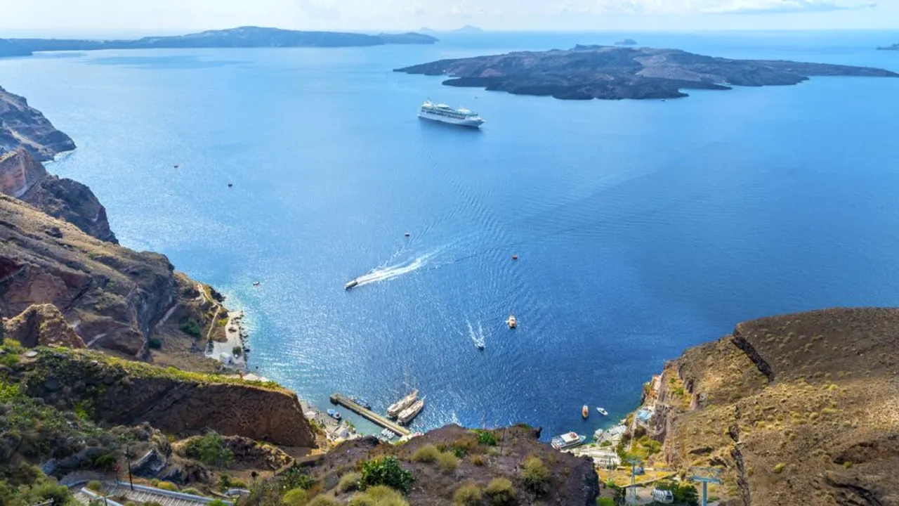 limitare a accesului în Santorini_shutterstock_Descoperă 