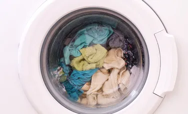Cei mai mulți oameni își spală hainele greșit. Iată ce spun experții!