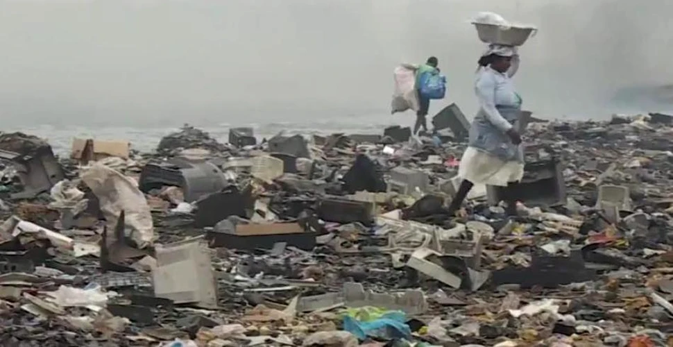 Groapa cu electronice din Ghana, locul unde oamenii îndură vapori toxici pentru a avea bani de mâncare – VIDEO