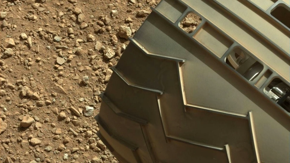 A fost dezvăluit mesajul pe care roverul Curiosity îl scrie pe solul marţian (VIDEO)