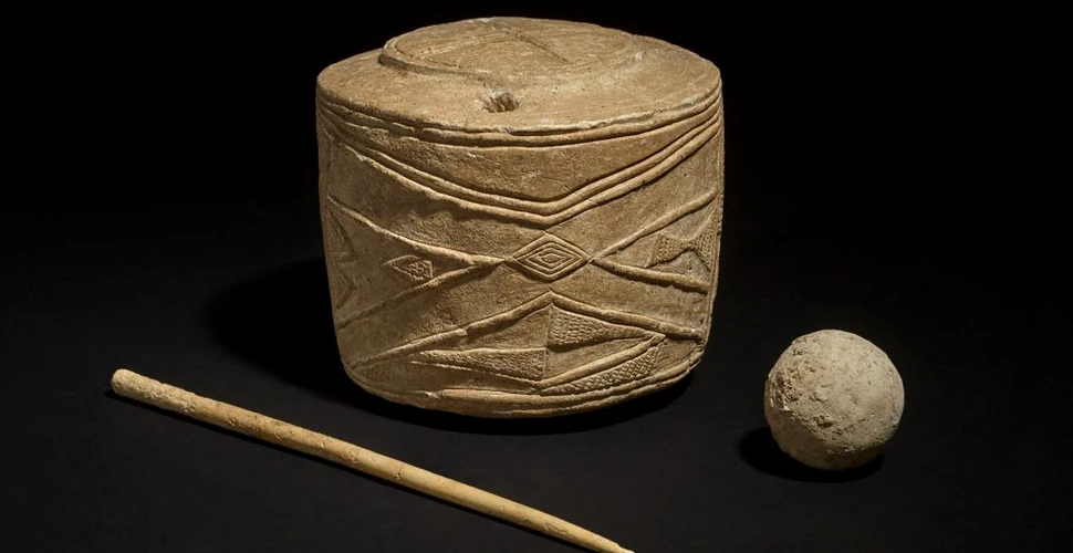 O tobă de cretă din neolitic, cea mai importantă piesă de artă preistorică descoperită în ultimii 100 de ani