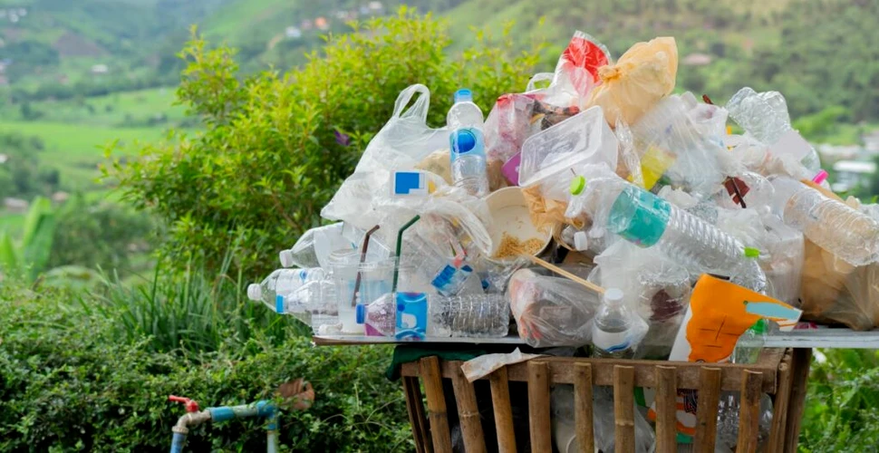 Oamenii de știință au descoperit o metodă mai rapidă de reciclare a plasticului