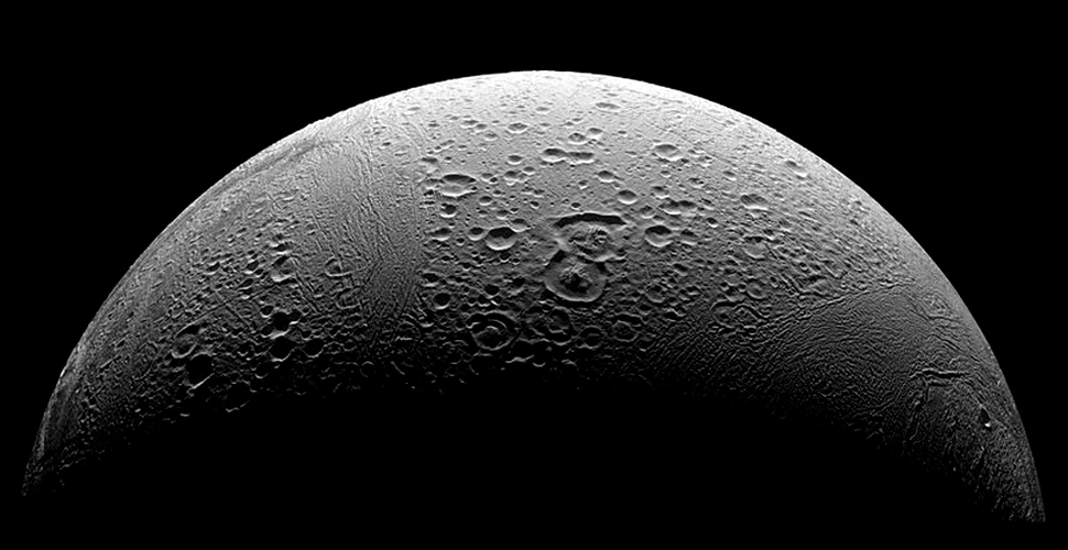 Primele fotografii cu jeturile de apă şi vapori de pe Enceladus, publicate de NASA
