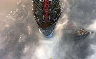 Senzaţii tari la peste 600 de metri înălţime. Doi tineri au urcat în vârful Turnului Shanghai (VIDEO)