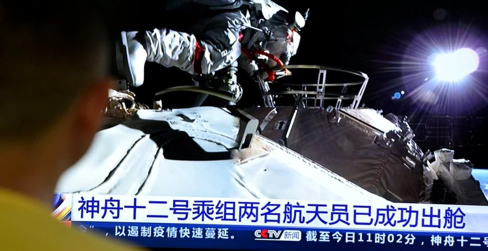 Prima ieșire în spațiu a astronauților chinezi care lucrează la stația spațială „Palatul Ceresc”