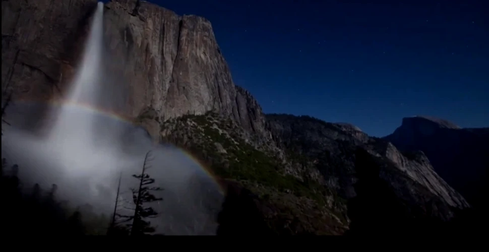 Un fenomen extrem de rar a fost surprins la Yosemite: un curcubeu nocturn! (VIDEO)