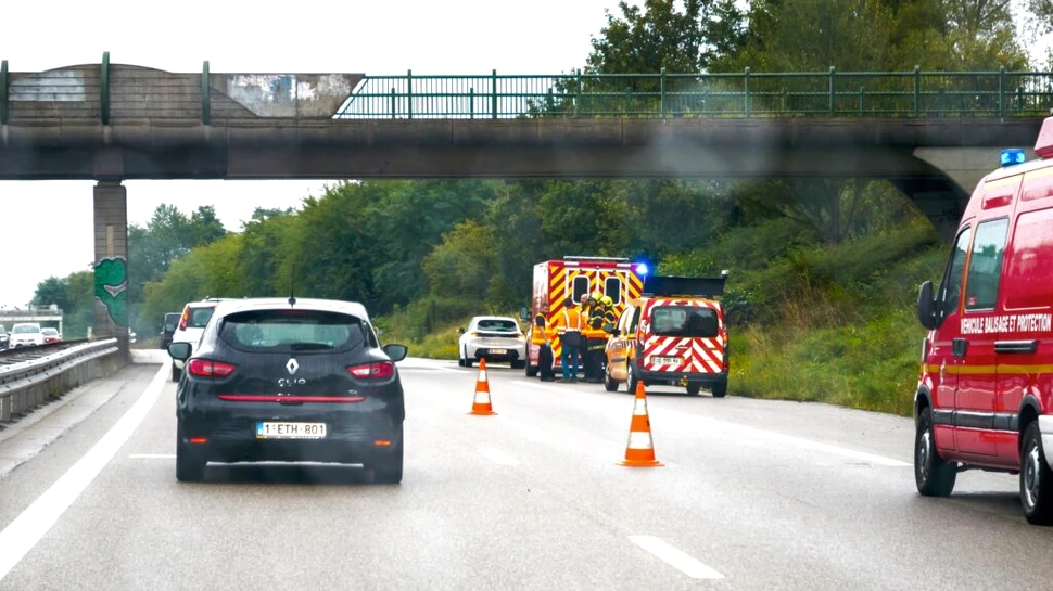 De ce nu te poți abține să privești un accident? Psihologii explică fenomenul numit „curiozitate morbidă”