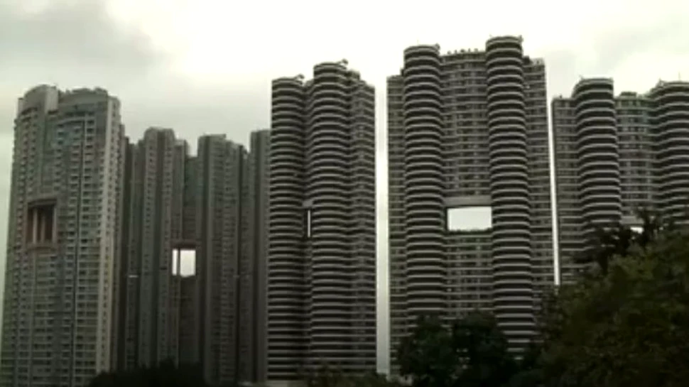 De ce au găuri în construcţie zgârie-norii din Hong Kong?