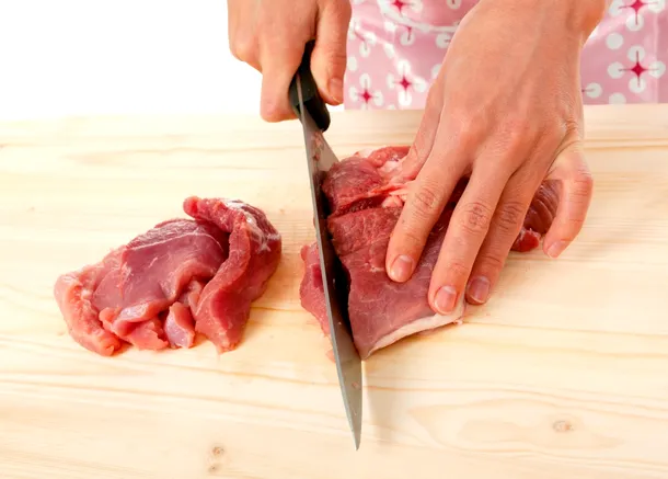 Numeroase studii efectuate au arătat că, în mod cert, carnea roşie este asociată cancerului.
