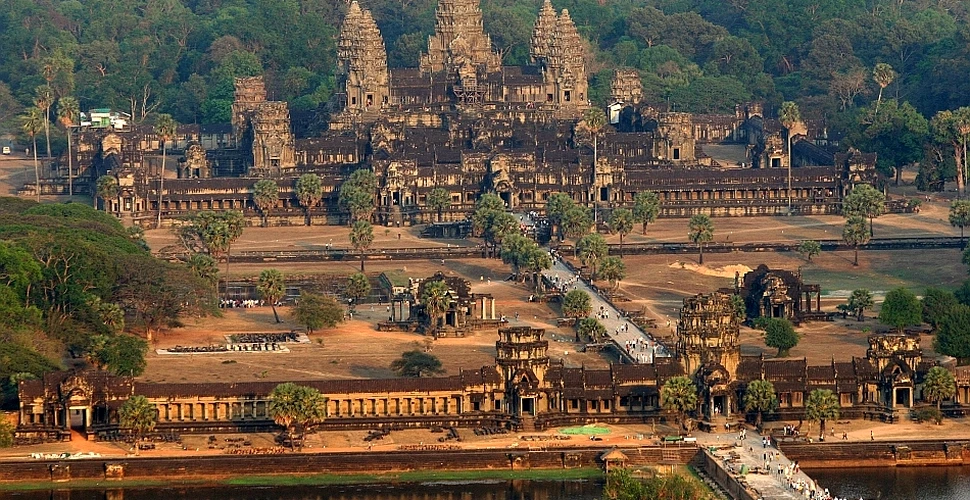 Ce a condus la declinul oraşului Angkor, capitala imperiului khmer?