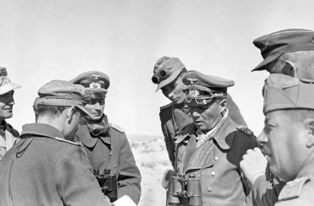 Rommel dând indicaţii înainte de un atac