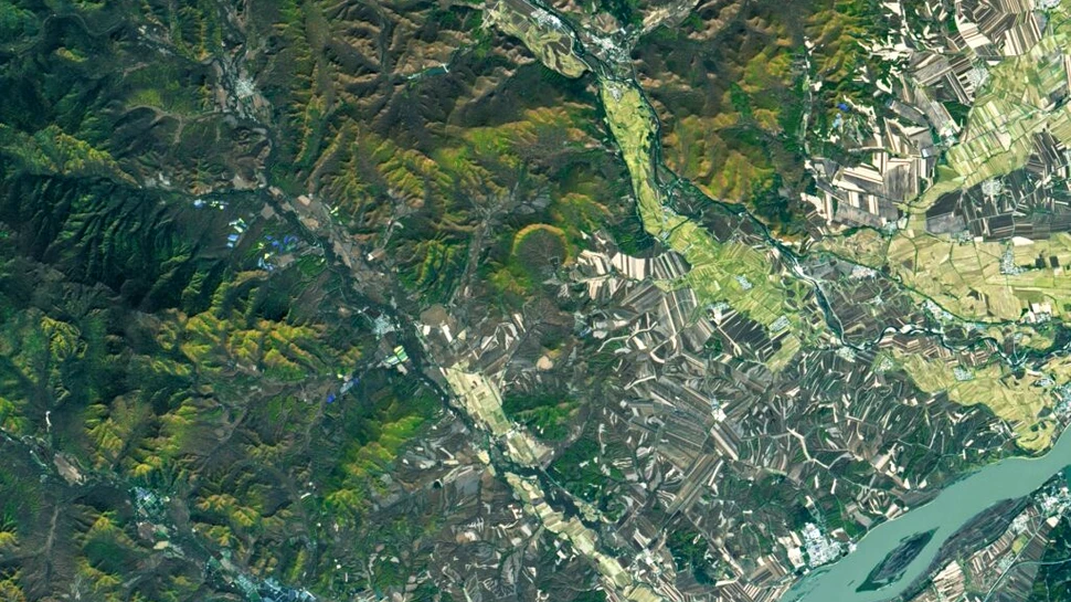 Un crater de impact în formă de potcoavă, descoperit în China, ar putea fi cel mai „tânăr” din lume