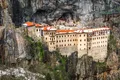 Mănăstirea care „atârnă” la 1.200 de metri altitudine. Ce spun legendele despre acest lăcaș de cult?