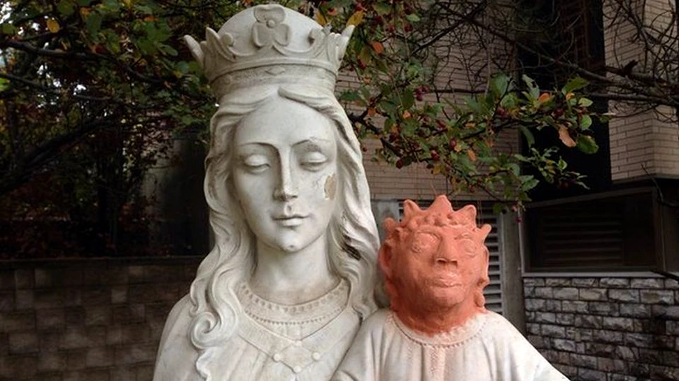 Restaurare ”şocantă” a unei statui cu Fecioara Maria şi Iisus. Localnicii sunt indignaţi