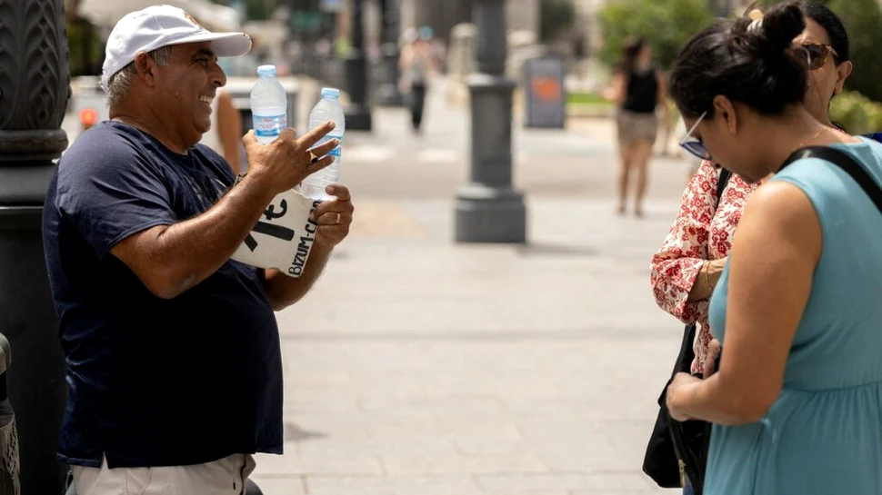 Spaniolii fără adăpost din Cordoba au primit supă gazpacho, apă și răcoritoare de la voluntarii Crucii Roșii