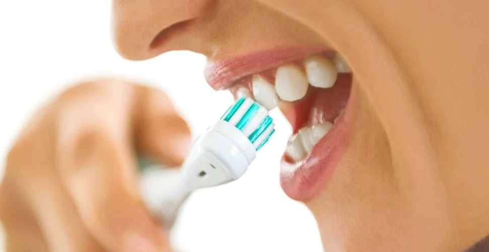 Spălatul pe dinți protejează de pneumonie, arată un studiu