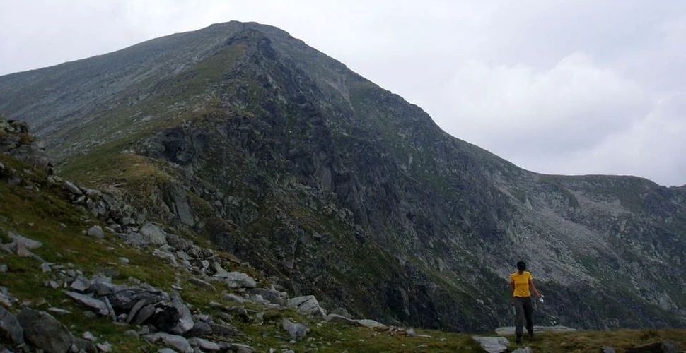 Veste bună pentru iubitorii de munte: au fost refăcute marcajele a 300 de trasee turistice montane