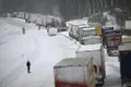 Aproape 1.000 de mașini au rămas blocate pe o autostradă din Suedia din cauza zăpezii