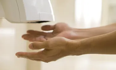 Pericolul din uscătoarele de mâini din toalete: de ce ar trebui evitate