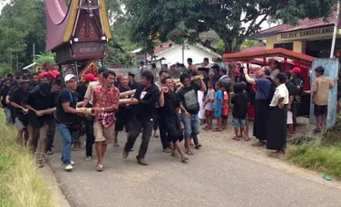 Ritualul MACABRU practicat de un trib din Indonezia. Ce se întâmplă cu cadavrele fiecărui membru al comunităţii o dată la 3 ani