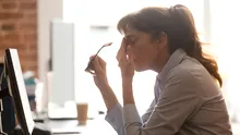 Câștigurile femeilor scad cu 10% la patru ani de la diagnosticarea menopauzei