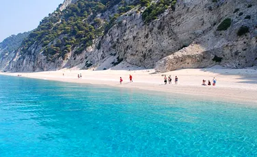 Celebra insulă grecească Lefkada a pierdut, în cutremur, una dintre cele mai frumoase plaje din lume. FOTO+VIDEO