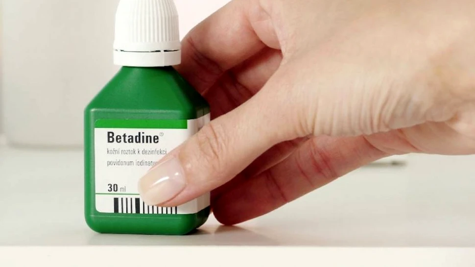 Avertismentul medicilor privind kit-ul împotriva COVID-19 pentru acasă. Conține o substanță care poate provoca arsuri grave