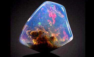 Cea mai stranie nestemată: o piatră are înăuntru o „nebuloasă cosmică” spectaculoasă