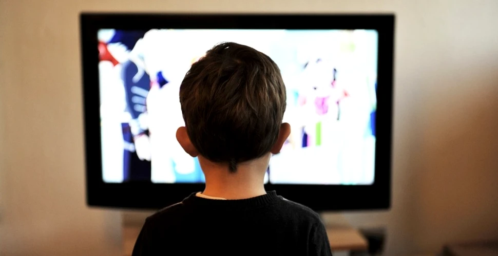 Românii cumpără mai multe abonamente TV şi vorbesc mai puţin la telefon