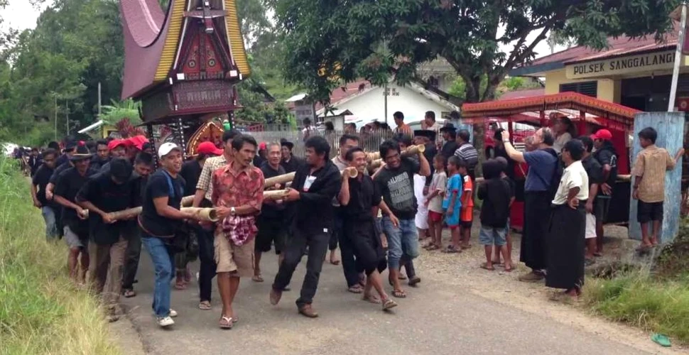 Ritualul MACABRU practicat de un trib din Indonezia. Ce se întâmplă cu cadavrele fiecărui membru al comunităţii o dată la 3 ani