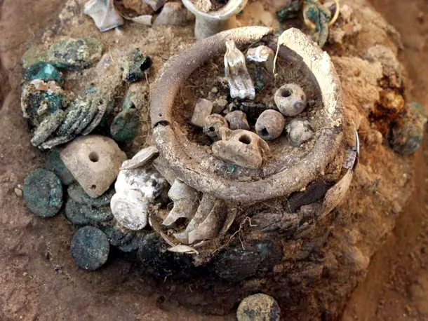 Podoabe, monede şi vase de sticlă - care erau, în urmă cu două milenii, obiecte de preţ - se numără printre artefactele înfropate la Artezian în anul 45 e.n., când oraşul a fost asediat de romani.