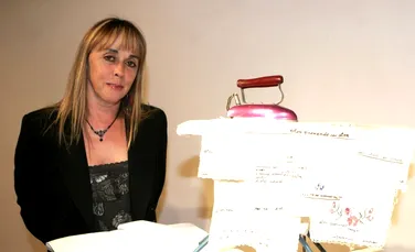 Cum o artistă mexicană a transformat scrisorile vechi și fotografiile îngălbenite în opere de artă
