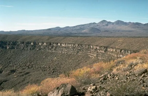 Craterul Elegante şi piscurile Pinacate în fundal