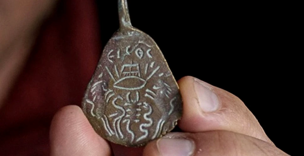 Amuletă antică pentru protecție împotriva deochiului și a demonilor, redescoperită după 40 de ani
