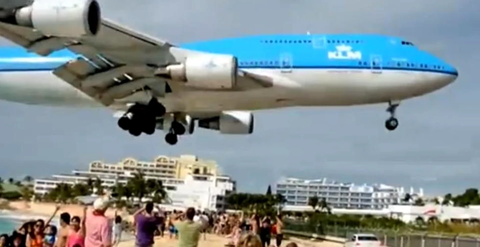 Turism altfel. Unde stai la plajă şi vezi avioane trecându-ţi la câţiva metri de cap – VIDEO