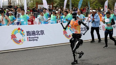 Pentru prima dată, roboții au alergat alături de oameni la un semimaraton
