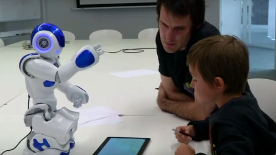 Robotul poliglot care va ajuta copiii să inveţe o limbă străină pentru a se adapta mai uşor într-o şcoală nouă – VIDEO