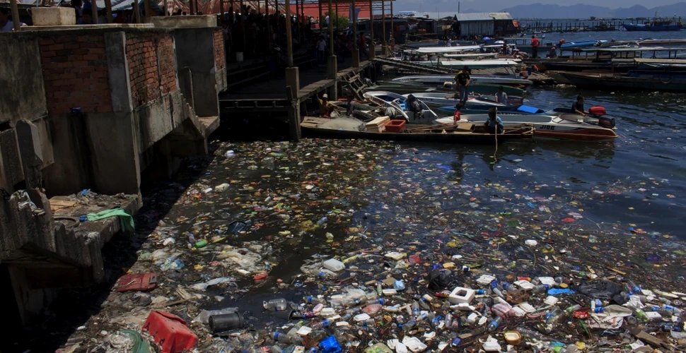 Microfragmente de plastic poluează 88% din suprafaţa oceanelor