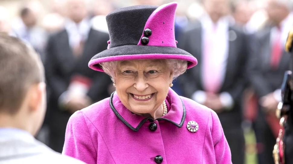 Secretele Reginei Elisabeta a Marii Britanii: Deţine un cont de Facebook secret, iPad şi smartphone la vârsta de 91 de ani