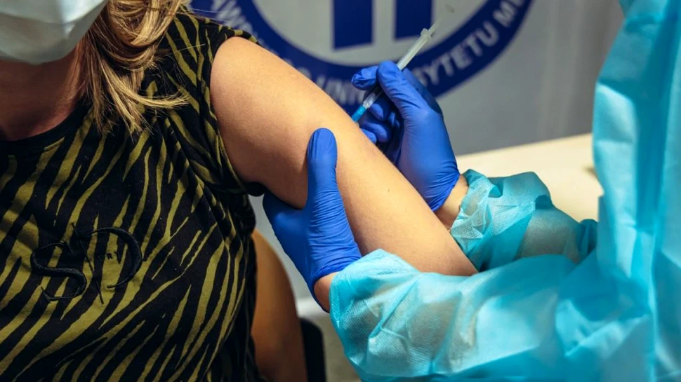 Poate vaccinul AstraZeneca să aibă efecte adverse mai severe decât Pfizer și Moderna?