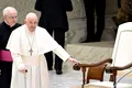 Cum se simte Papa Francisc? A sosit în sala de audiențe de la Vatican sprijinindu-se în baston