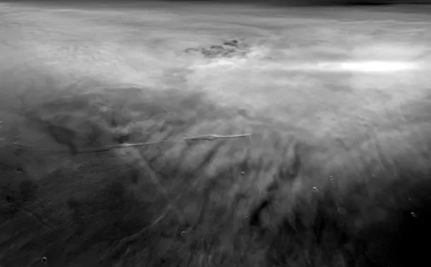 Vulcanul Arsia Mons văzut printre nori