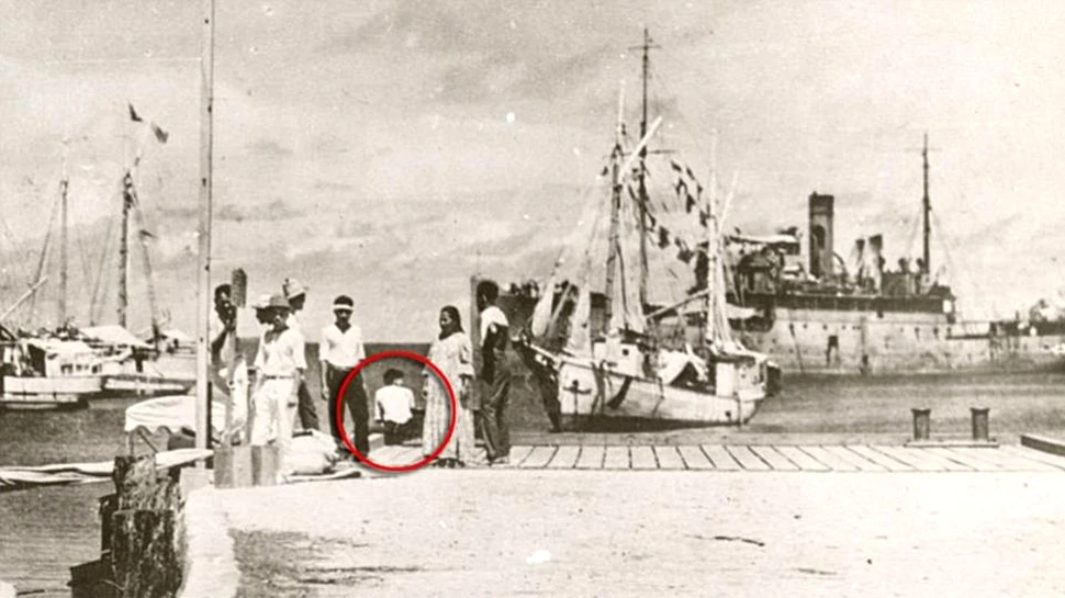 Au încercat americanii să muşamalizeze moartea lui Amelie Earhart? O imagine descoperită recent sugerează că faimoasa femeie-pilot nu a murit în timpul prăbuşirii avionului în care se afla