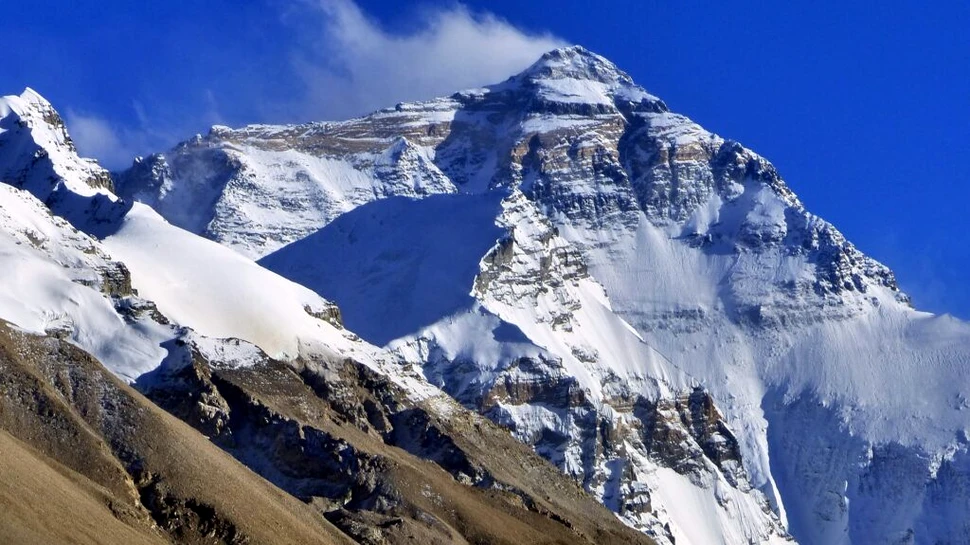 Un veteran nepalez, rămas fără ambele picioare, plănuiește să ajungă pe vârful Everest