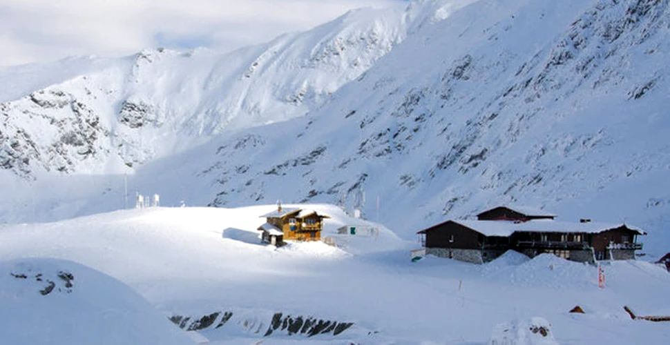 Stratul de zăpadă depăşeşte 2 metri şi jumătate pe Transfăgărăşan – GALERIE FOTO